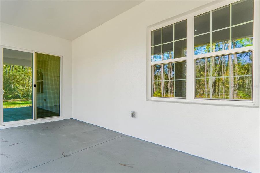 Exterior details and patio area of a home in , Dunnellon (Image 27).