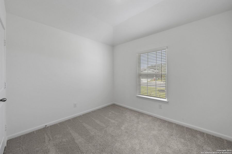 Spacious, unfurnished interior of a new home in Rosewood Estates, Lytle (Image 17).