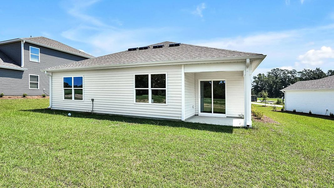 Exterior details and patio area of a home in Vineyard Trail, Jacksonville (Image 4).
