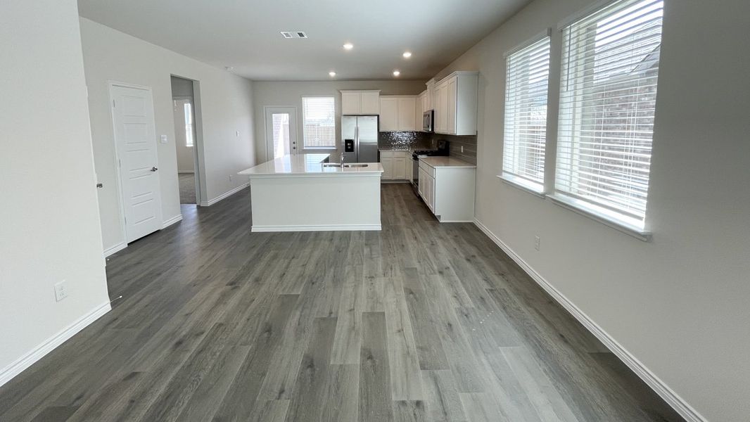 Spacious, unfurnished interior of a new home in Bel Air Village, Sherman (Image 6).