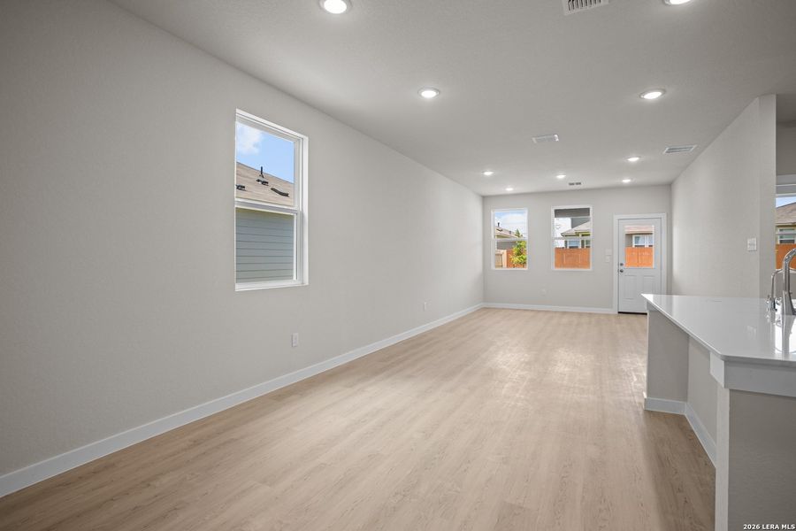 Spacious, unfurnished interior of a new home in Mesa Vista, San Antonio (Image 29).