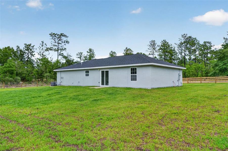 Exterior details and patio area of a home in , Dunnellon (Image 25).