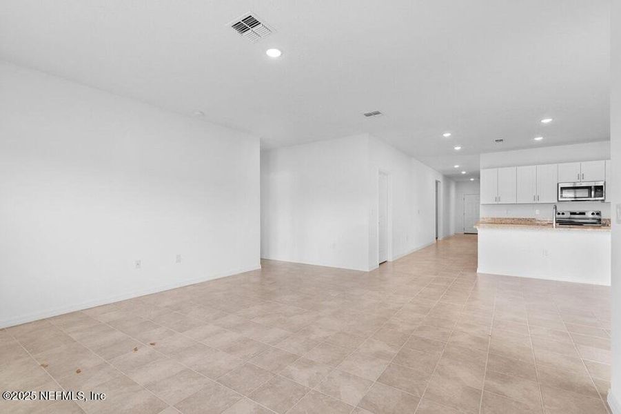 Spacious, unfurnished interior of a new home in Coopers Meadow, Jacksonville (Image 24).