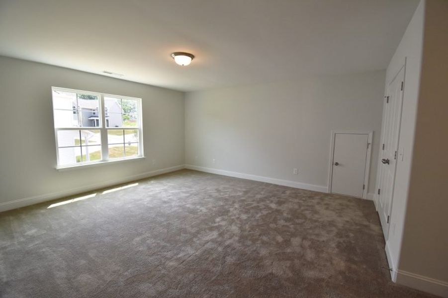 Spacious, unfurnished interior of a new home in Avondale, Greensboro (Image 34).