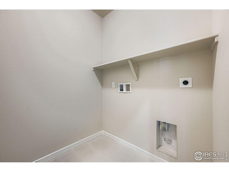 Spacious, unfurnished interior of a new home in Mountain Brook, Longmont (Image 15).