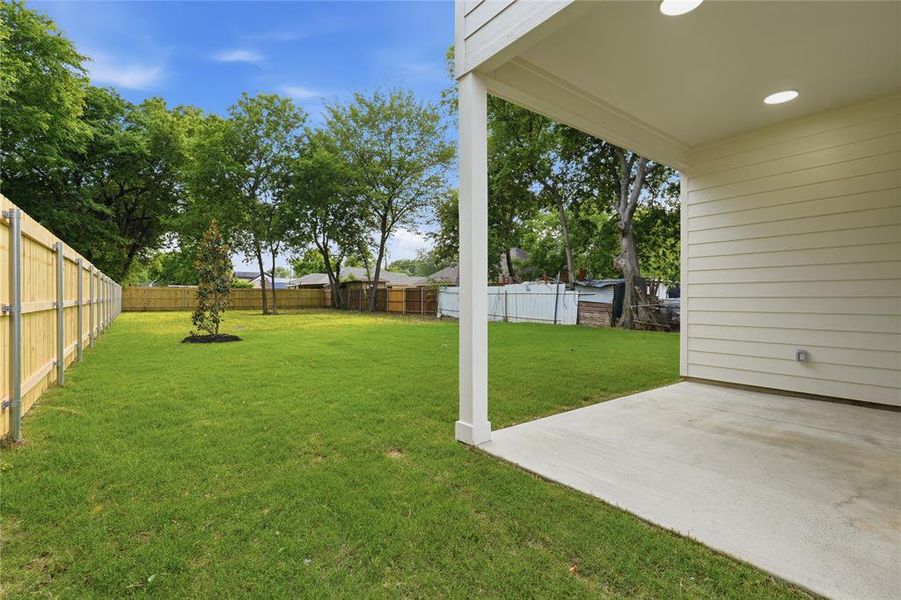 Exterior details and patio area of a home in , Dallas (Image 4).
