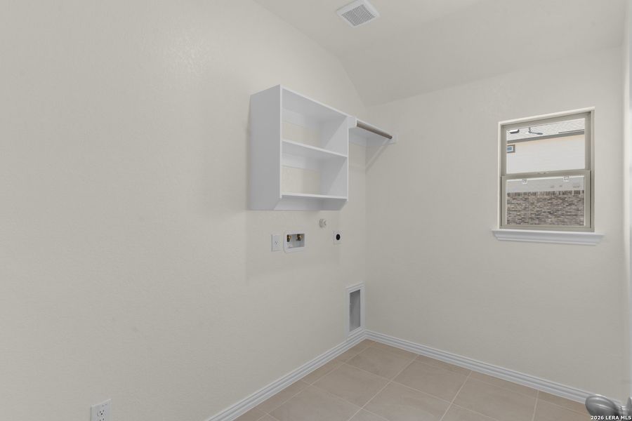 Spacious, unfurnished interior of a new home in Clear Creek, New Braunfels (Image 18).