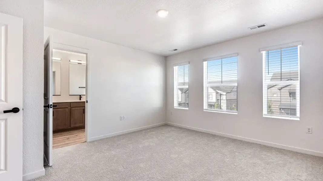 Spacious, unfurnished interior of a new home in Horizon Uptown, Aurora (Image 12).