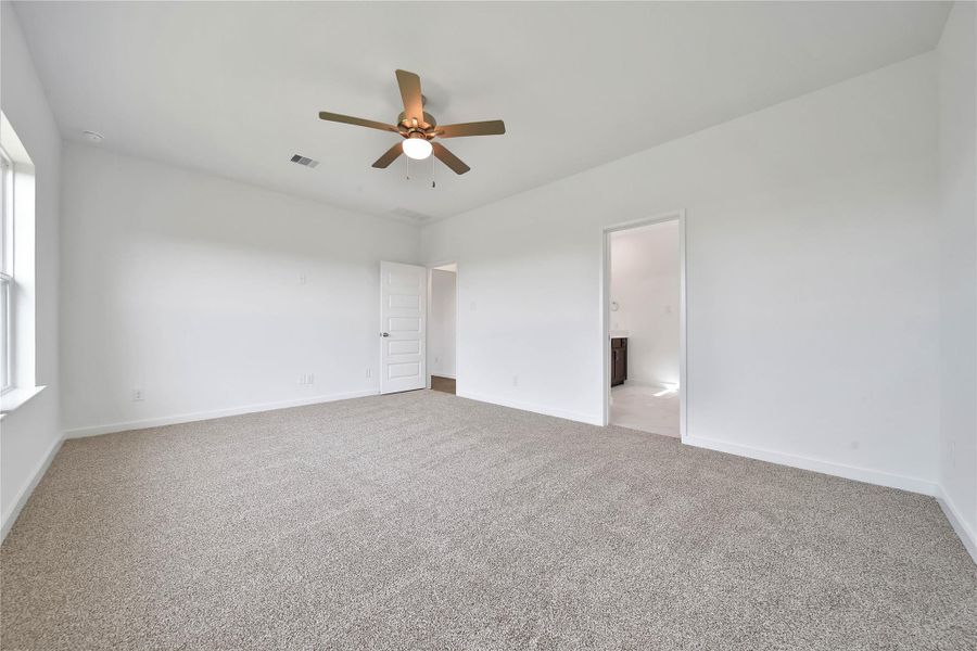 Spacious, unfurnished interior of a new home in , Rosharon (Image 25).