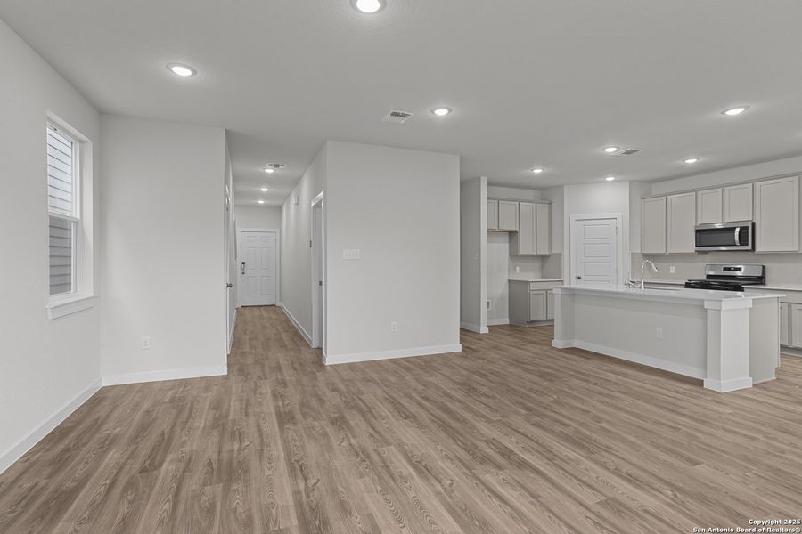 Spacious, unfurnished interior of a new home in Senna, Leon Valley (Image 20).