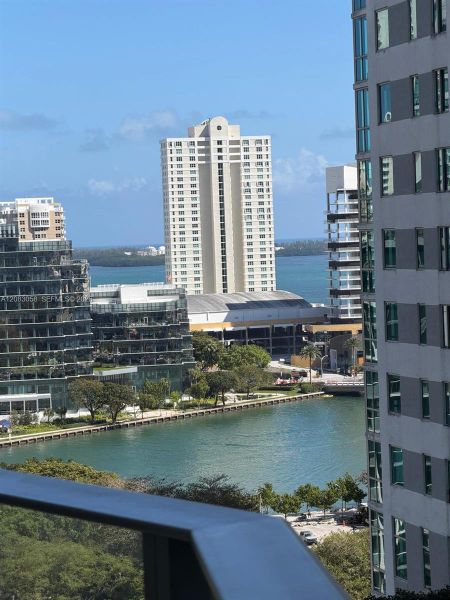 Condo located in Miami, FL showcasing its design and architecture (Image 19).