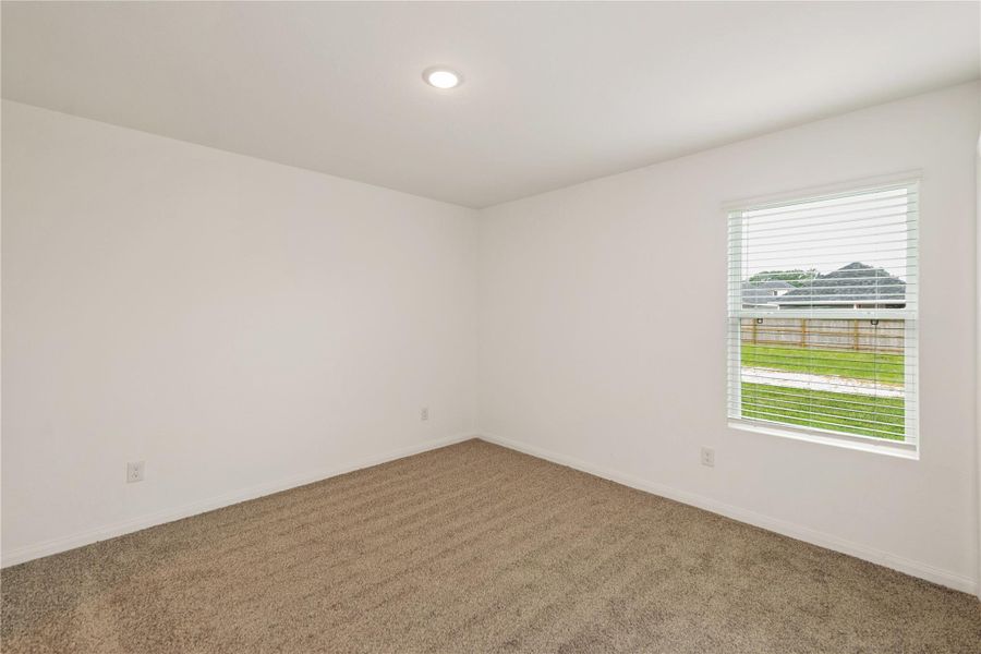 Spacious, unfurnished interior of a new home in Marie Village, Conroe (Image 9).