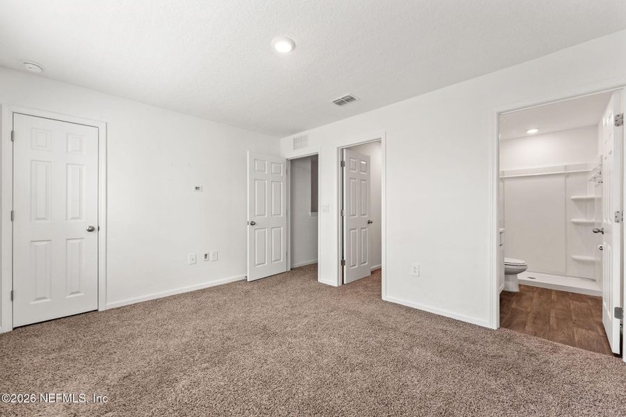 Spacious, unfurnished interior of a new home in , Middleburg (Image 15).