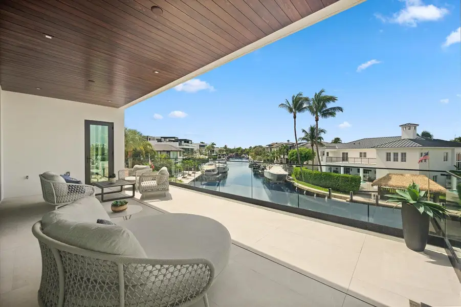 2 floor balcony west facing