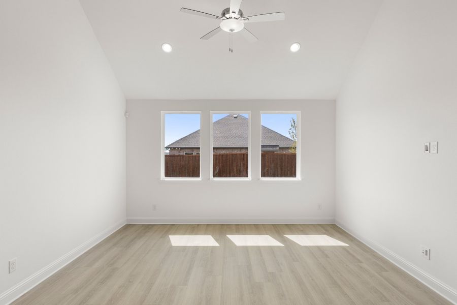 Spacious, unfurnished interior of a new home in Creekside, Royse City (Image 17).