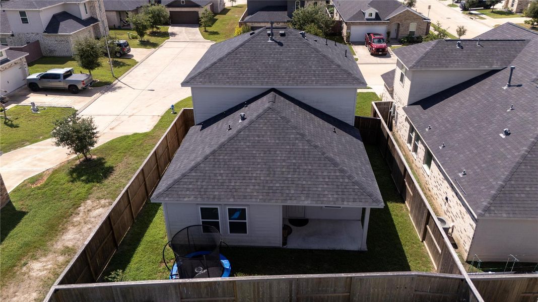 Exterior details and patio area of a home in Woodshore, Clute (Image 4).