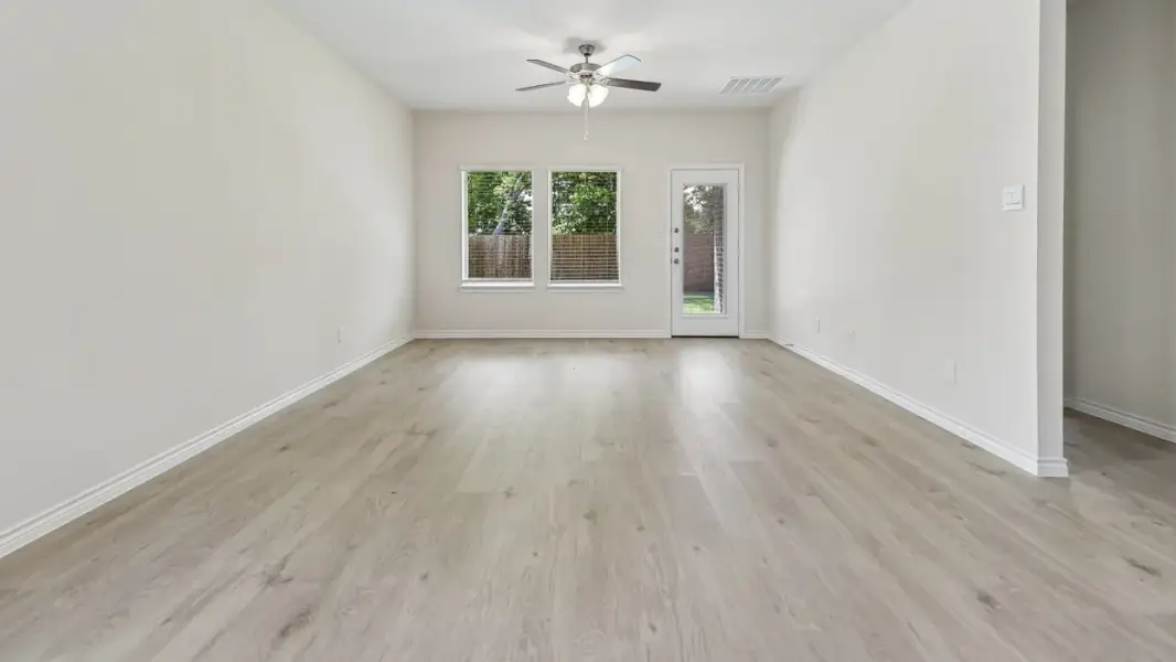 Spacious, unfurnished interior of a new home in Winchester Crossing, Princeton (Image 5).