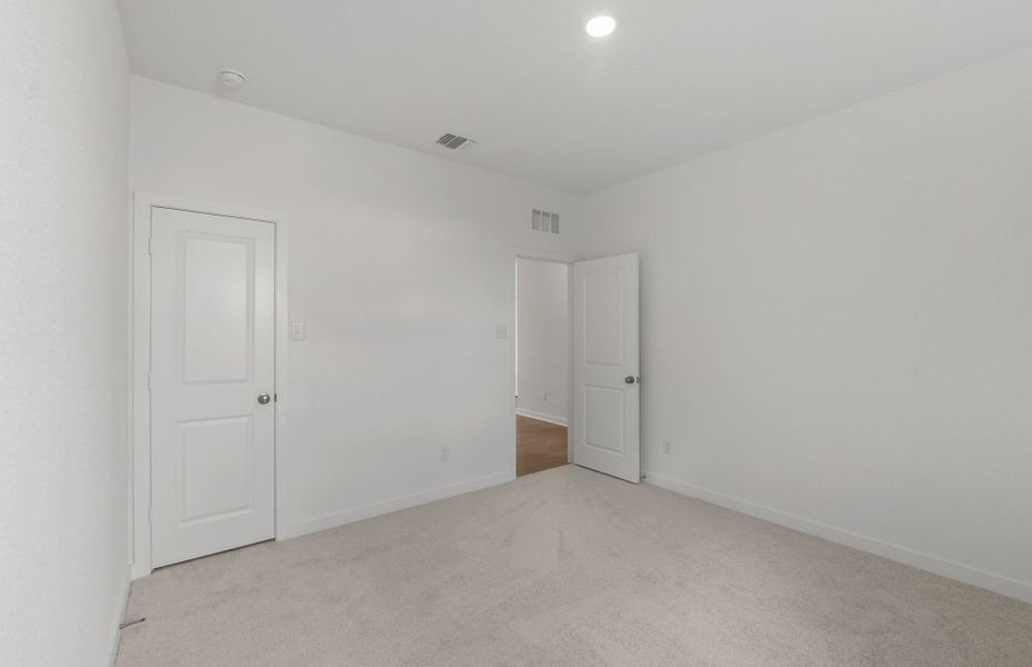 Spacious, unfurnished interior of a new home in County View, Temple (Image 30).