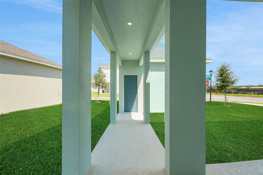 Exterior details and patio area of a home in Crossroads at Kelly Park, Apopka (Image 4).