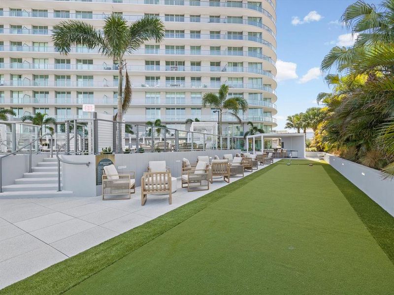 Condo located in St. Petersburg, FL showcasing its design and architecture (Image 28).