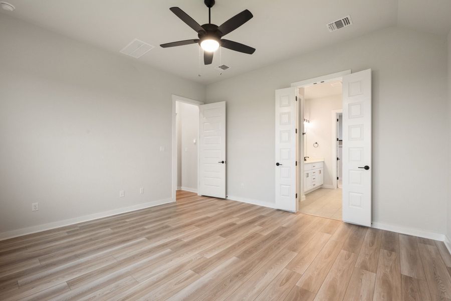 Spacious, unfurnished interior of a new home in Lagos Reserve, Manor (Image 37).