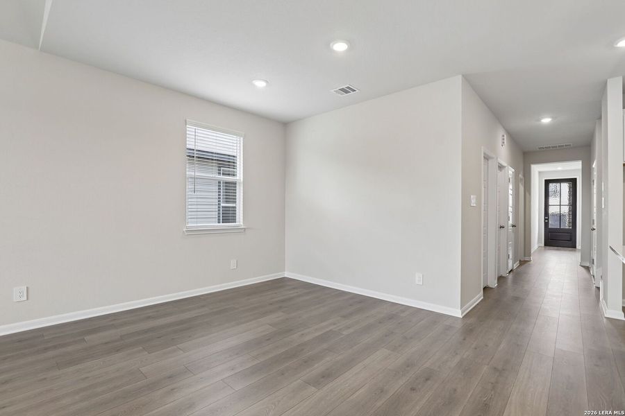 Spacious, unfurnished interior of a new home in Thomas Pond, San Antonio (Image 26).