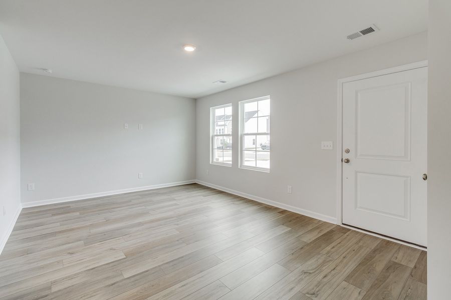 Spacious, unfurnished interior of a new home in Astoria, Columbia (Image 18).