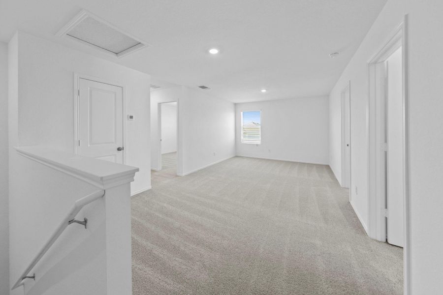 Spacious, unfurnished interior of a new home in Schriber Ranch, Mustang Ridge (Image 17).