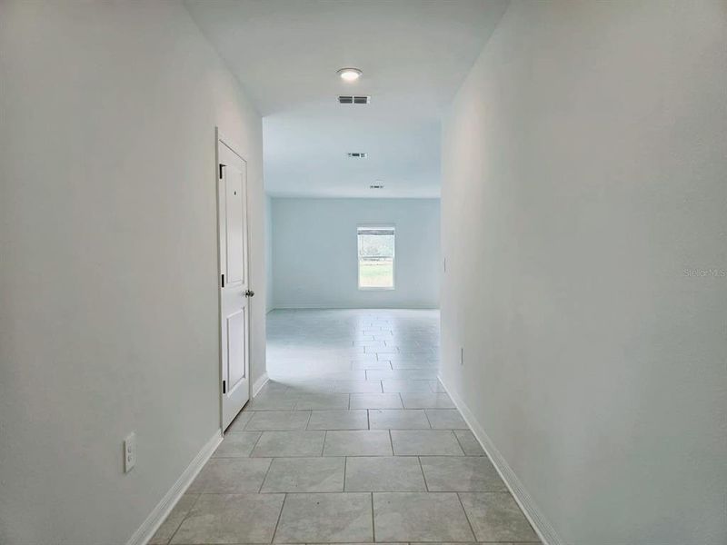 Spacious, unfurnished interior of a new home in Peace Creek Reserve, Winter Haven (Image 6).