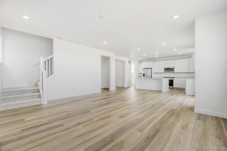 Spacious, unfurnished interior of a new home in Vermilion Creek, Centennial (Image 7).
