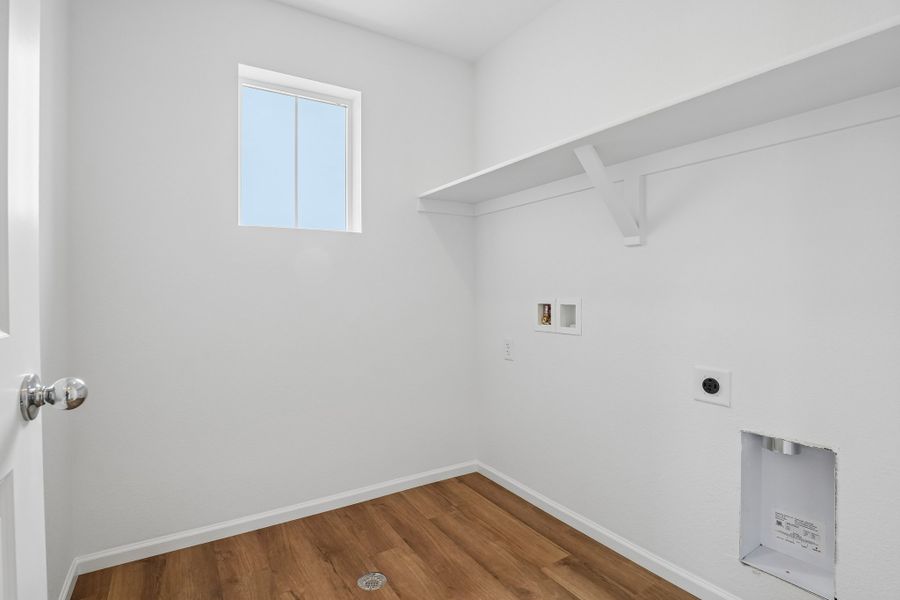 Spacious, unfurnished interior of a new home in The Cottages Collection at Ridgeline Vista, Brighton (Image 19).