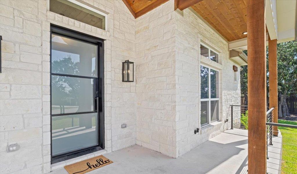 Exterior details and patio area of a home in , Salado (Image 1).