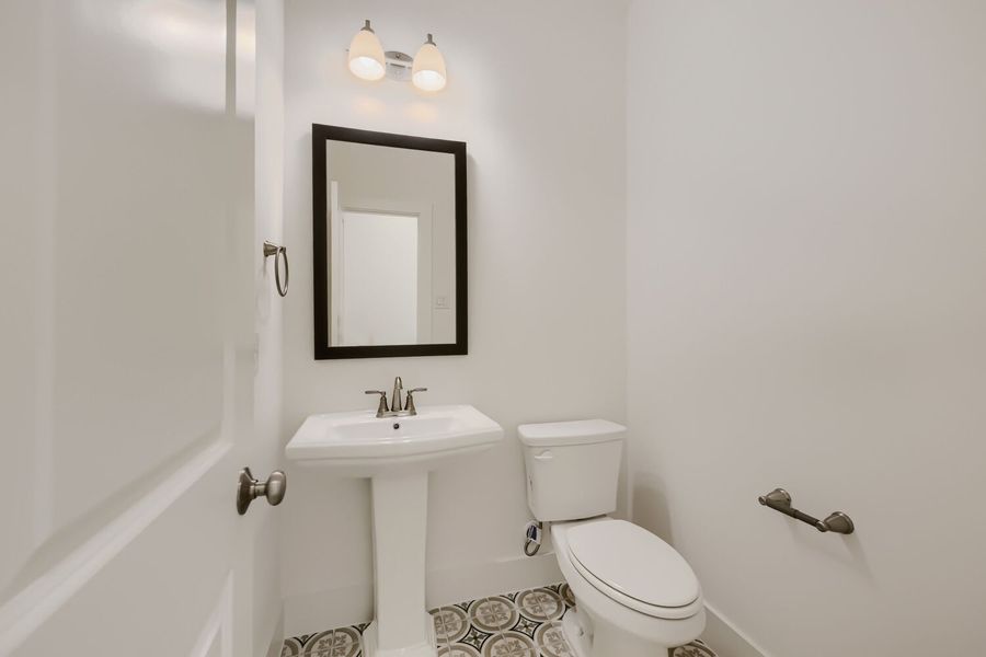 1644 Cromwell - Powder Bathroom