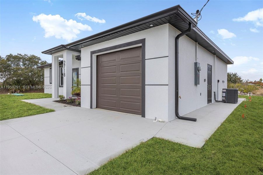 Exterior details and patio area of a home in , Lehigh Acres (Image 4).
