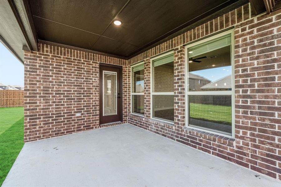 Exterior details and patio area of a home in Maplewood, Glenn Heights (Image 3).