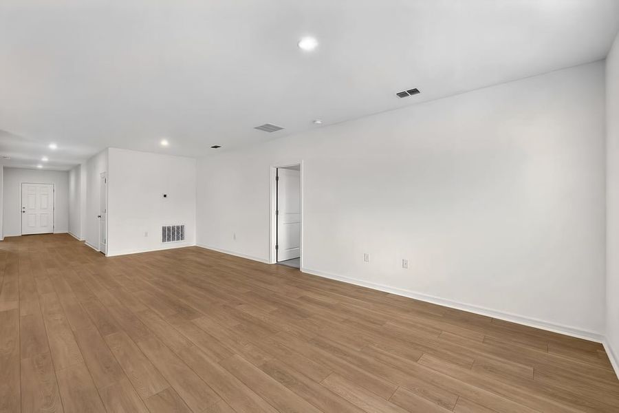 Spacious, unfurnished interior of a new home in Coopers Meadow, Jacksonville (Image 14).