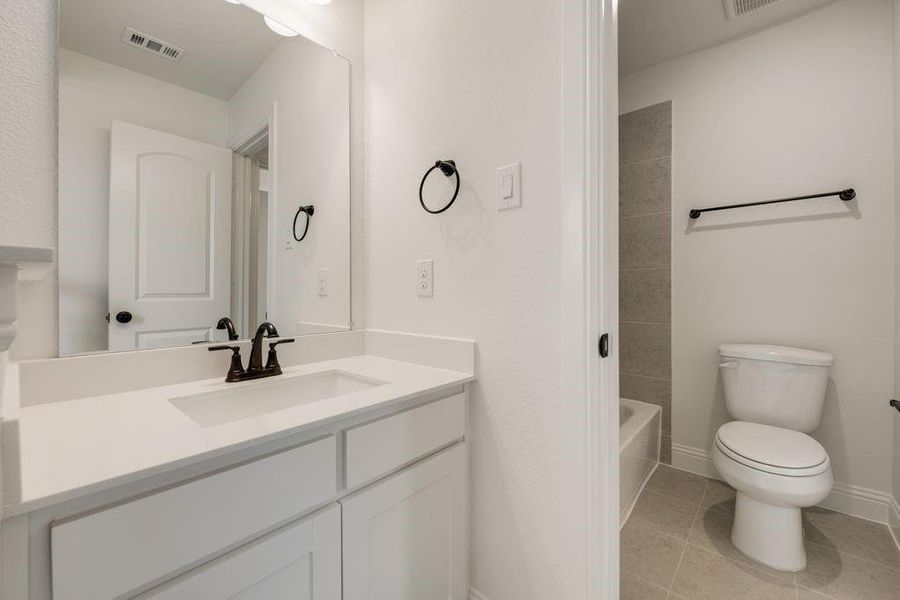 Furnished interior view inside a new home in Grand Braniff Park, Irving (Image 1).