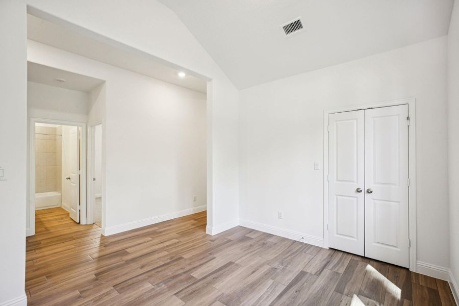 Spacious, unfurnished interior of a new home in Evergreen 40', Conroe (Image 26).