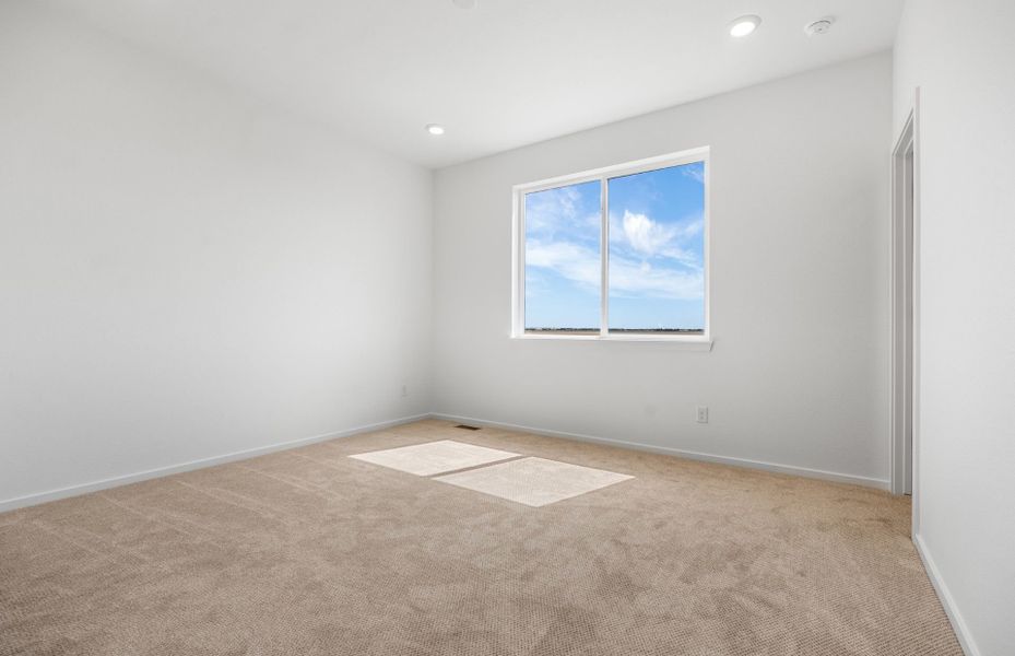 Spacious, unfurnished interior of a new home in Wolf Creek Run West, Strasburg (Image 26).