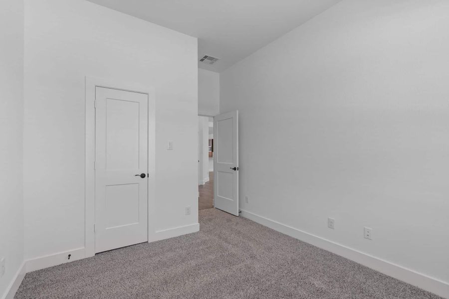 Spacious, unfurnished interior of a new home in Mulberry Farms, Santa Fe (Image 23).