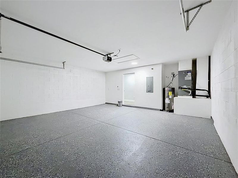 Spacious, unfurnished interior of a new home in , Ocala (Image 9).
