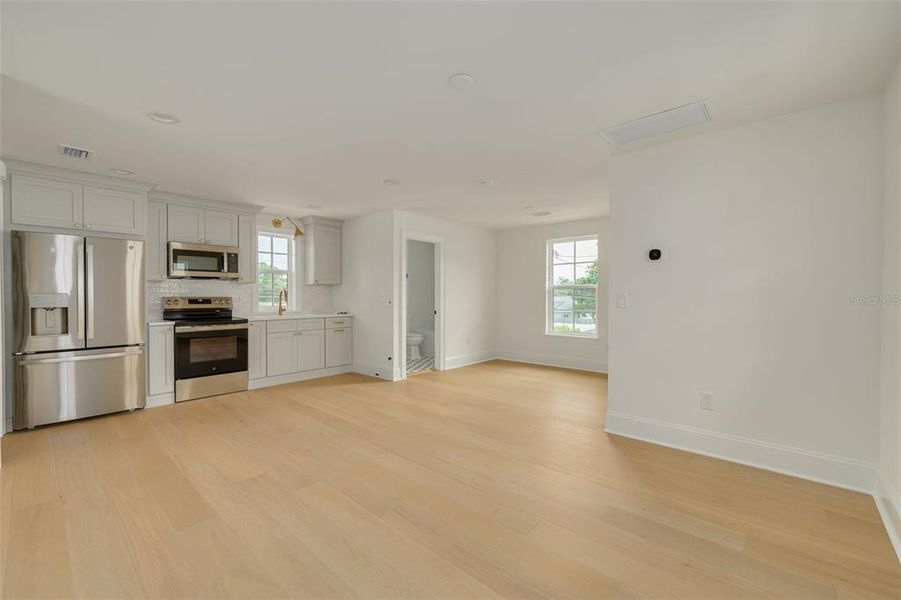 Spacious, unfurnished interior of a new home in , St. Petersburg (Image 36).