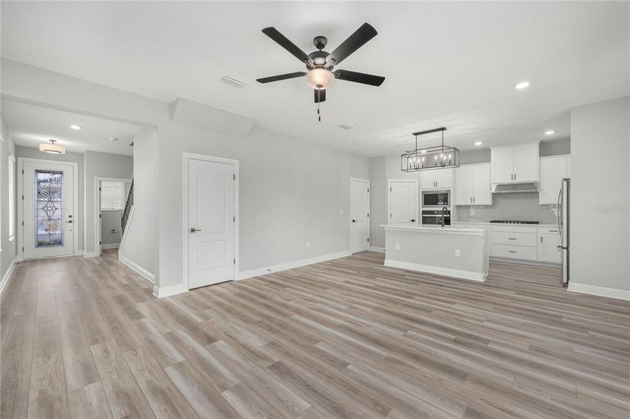 Spacious, unfurnished interior of a new home in Reunion Village, Kissimmee (Image 6). Spacious, unfurnished interior of a new home in Reunion Village, Kissimmee (Image 6).