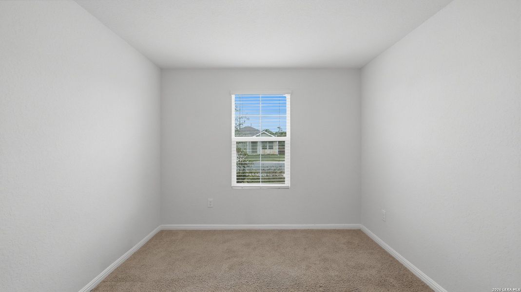 Spacious, unfurnished interior of a new home in Heather Glen, New Braunfels (Image 46).