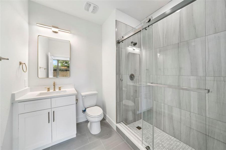 Furnished interior view inside a new home in , Farmers Branch (Image 13).