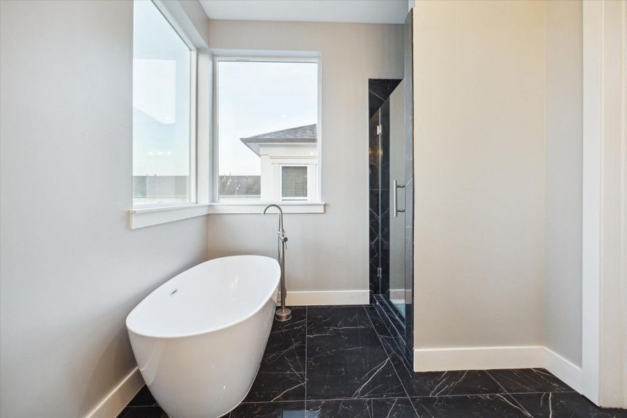 Lots of natural light in the primary bath Lots of natural light in the primary bath