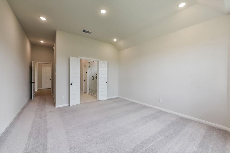 Spacious, unfurnished interior of a new home in River Ranch Meadows, Dayton (Image 28).