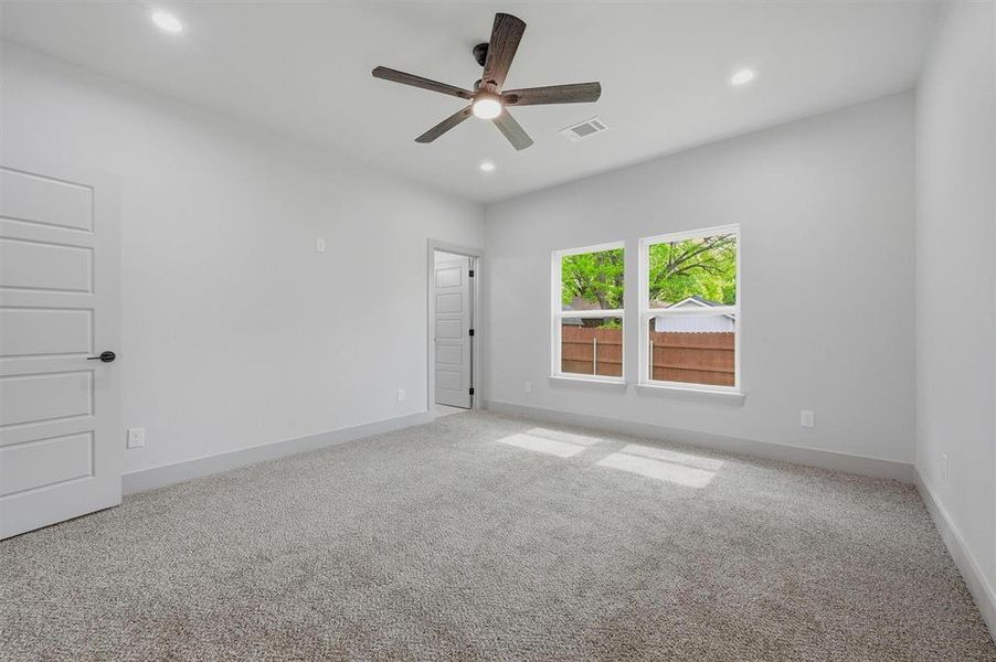Spacious, unfurnished interior of a new home in , Sherman (Image 33).