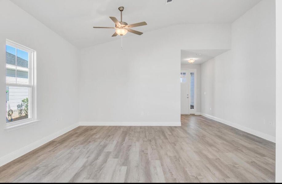 Spacious, unfurnished interior of a new home in The Bluffs at Lafayette, Freeport (Image 11).