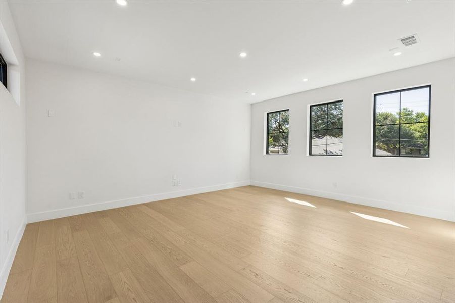Spacious, unfurnished interior of a new home in , Dallas (Image 19).